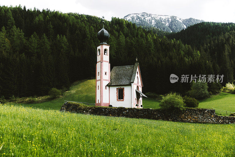 美丽的山，绿色的草地和圣马达莱娜教堂在Val Di Funes, Dolomites，意大利